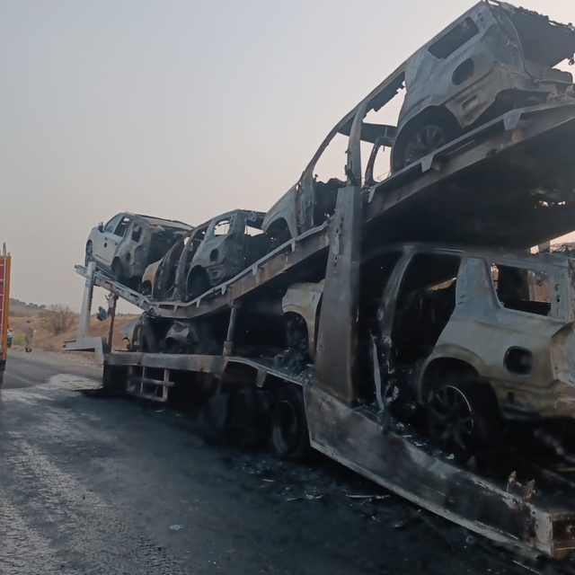 Batman'da otomobil taşıyan tırda çıkan yangında 5 araç kullanılamaz hale ge...