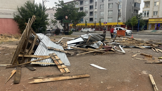 Sivas'ta sağanak ve kuvvetli rüzgar; çatı uçtu, araçlar zarar gördü