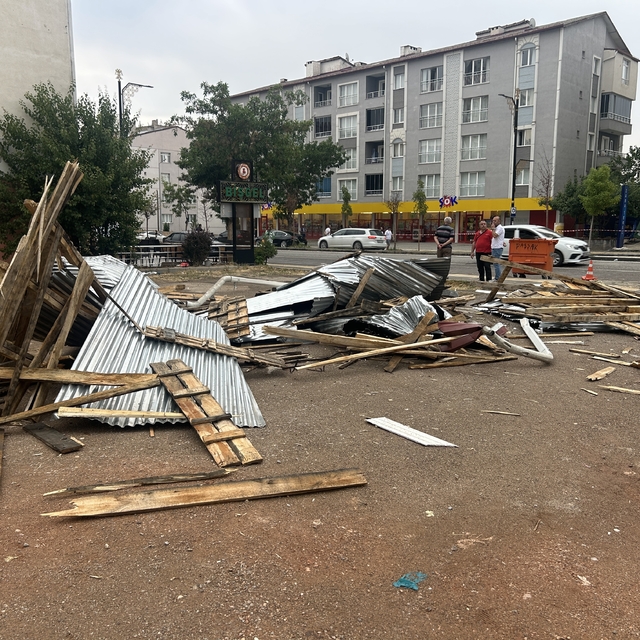 Sivas'ta sağanak ve kuvvetli rüzgar;  çatı uçtu, araçlar zarar gördü