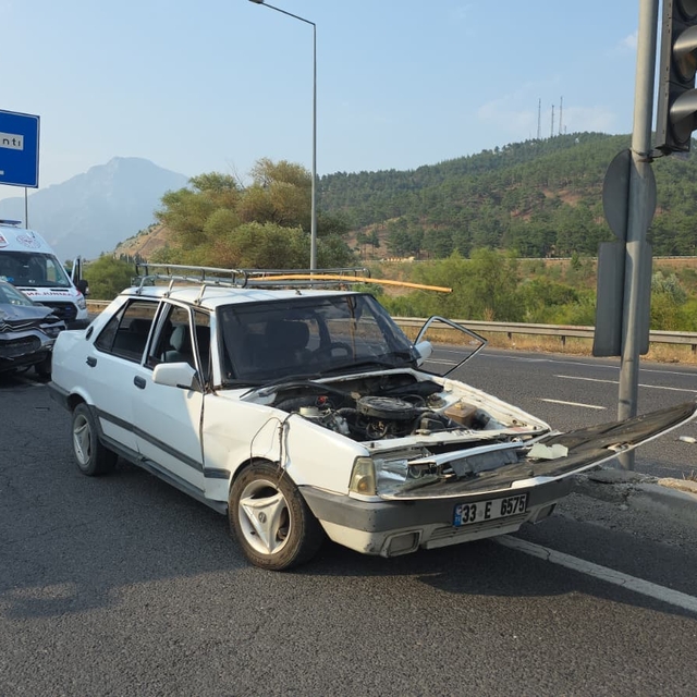 Adana'da otomobillerin çarpışması sonucu 1 kişi yaralandı