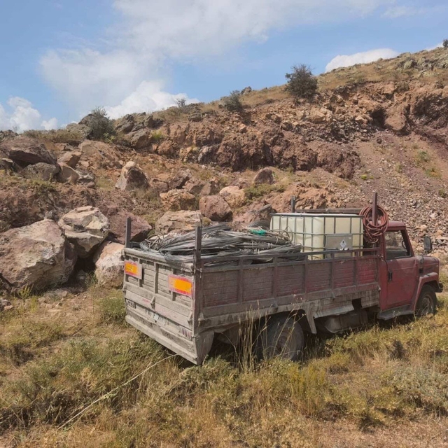 Çalıntı elektrik tellerini kayaların arasına saklayan 3 kişi yakalandı
