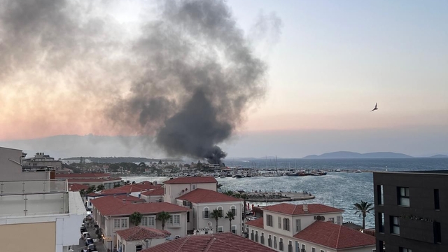 Çeşme'de demirli teknede çıkan yangın korkuttu