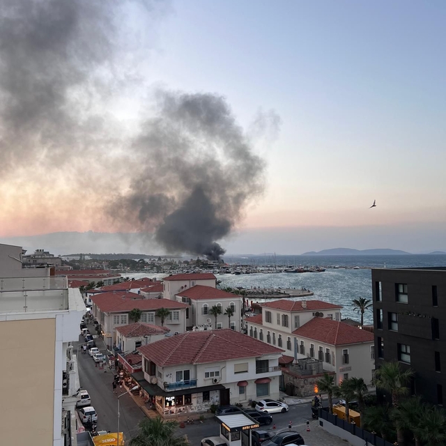 Çeşme'de demirli teknede çıkan yangın korkuttu
