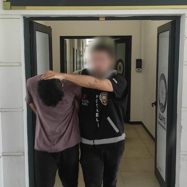 2 kişiyi yarım kilo altın ve 85 bin dolar dolandıran şüpheliler, Osmangazi...