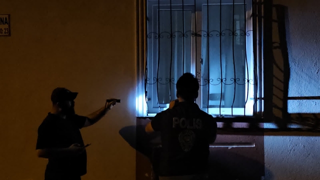 Çorum'da pompalı tüfekle ateş açılan dairede hasar oluştu