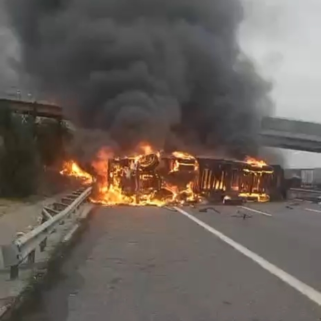 Devrilen TIR, alev alev yandı