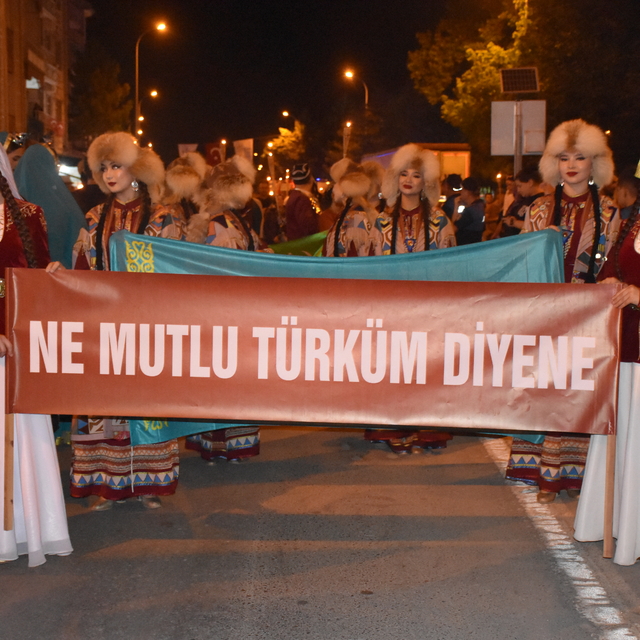 Karaman'da 7. Uluslararası Türk Dünyası Şöleni çerçevesinde yürüyüş düzenle...