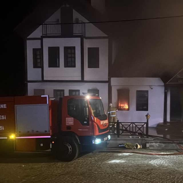 Gümüşhane'de butik otelde çıkan yangına itfaiye ekipleri müdahale ediyor