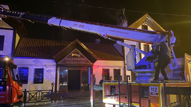 Gümüşhane'de 3 katlı otelde korkutan yangın: Yangın alarmı çalışınca bina boşaltıldı