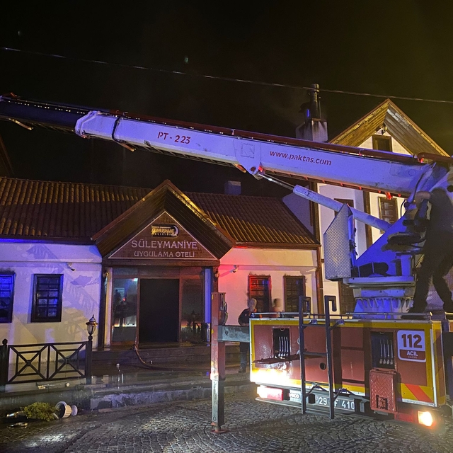 Gümüşhane'de 3 katlı otelde korkutan yangın: Yangın alarmı çalışınca bina b...