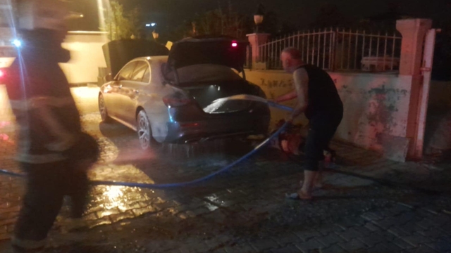 Hatay'da park halindeki otomobil kundaklandı