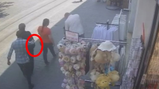 Kadının cüzdanını çalan şüpheliyi güven timleri yakaladı; hırsızlık kamerada