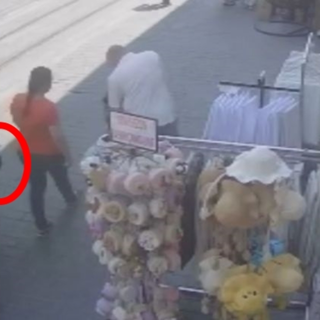 Kadının cüzdanını çalan şüpheliyi güven timleri yakaladı; hırsızlık kamerad...