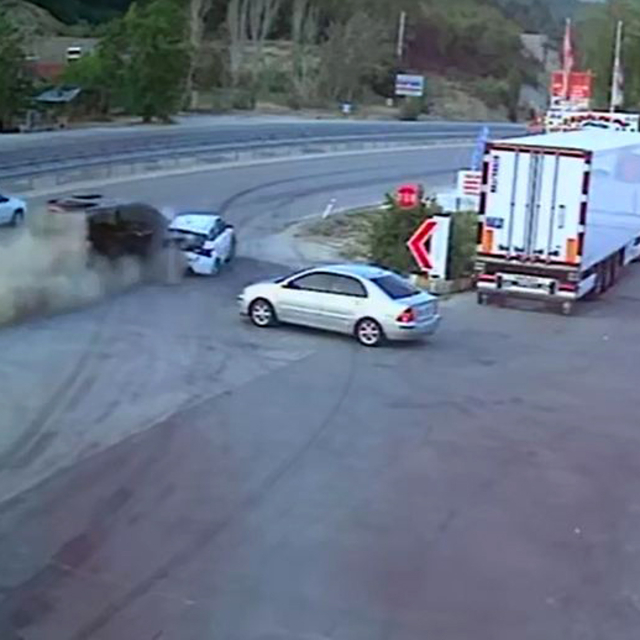 6 kişinin yaralandığı kaza kamerada