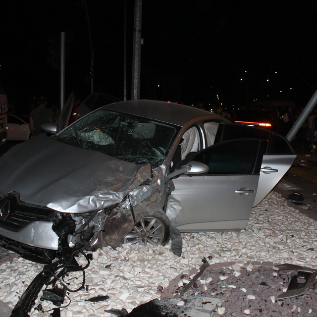 Otomobille cip çarpıştı; 7 yaralı