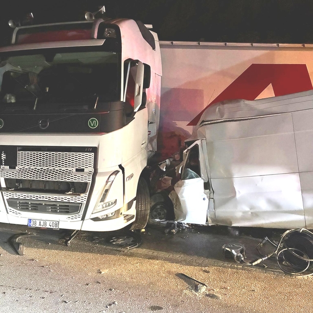 TAG Otoyolu'nda tırla minibüsün çarpışması sonucu 1 kişi öldü, 1 kişi yaral...