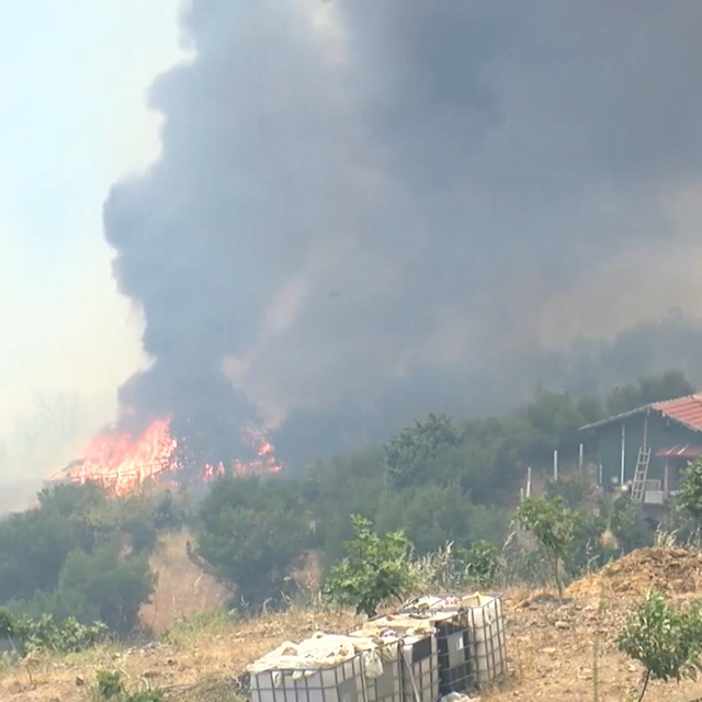Üzerlerine ilerleyen alevlere rağmen yangının eve sıçramasını engellediler;...