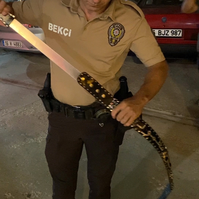 Üzerindeki kemer görünümlü kılıftan döner bıçağı çıktı