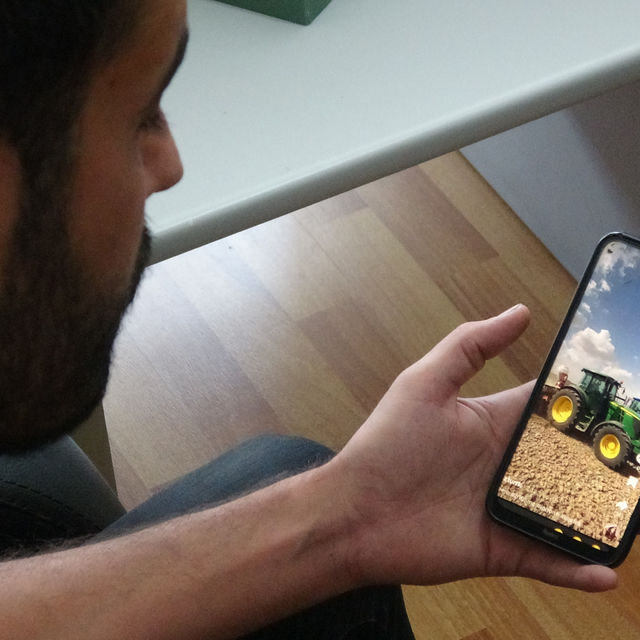 Sosyal medyada video izlerken çalınan traktörünü buldu