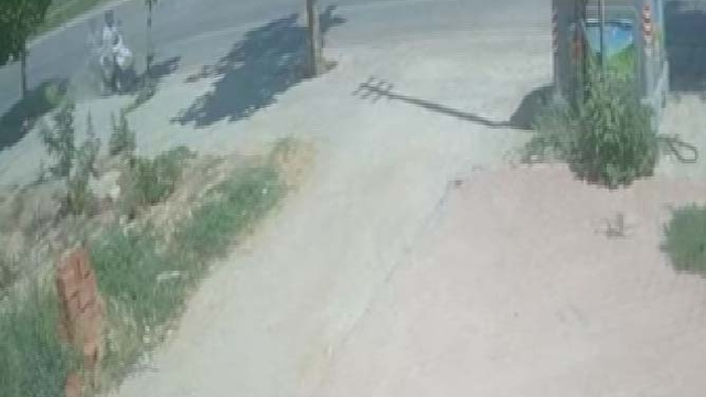 Devrilip ağaca çarpan motosikletin sürücüsü yaralandı; kaza kamerada