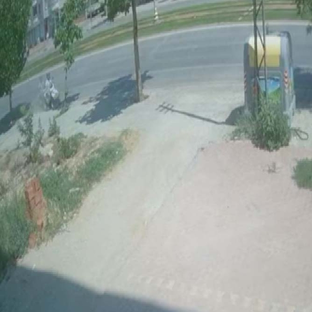 Devrilip ağaca çarpan motosikletin sürücüsü yaralandı; kaza kamerada