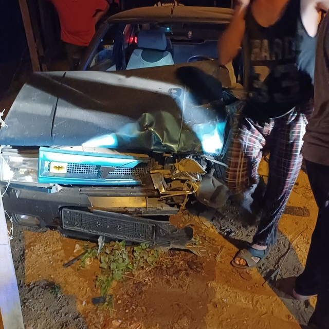 Jandarmadan kaçarken otomobille kaza yaptılar; 3 yaralı