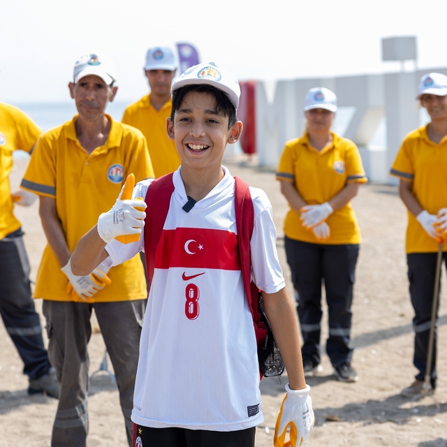 11 yaşındaki Aras, başlattığı temizlik akımı ile takdir topladı