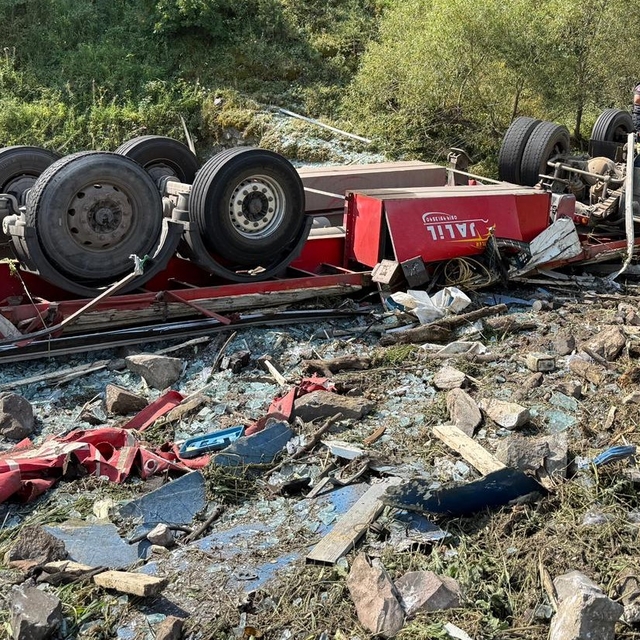 Erzurum'da İran plakalı TIR devrildi; şoför öldü