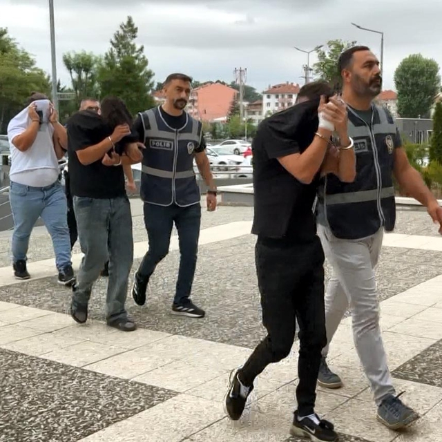 İçki çalan şüpheliler 150 saatlik görüntü kaydı incelenerek yakalandı