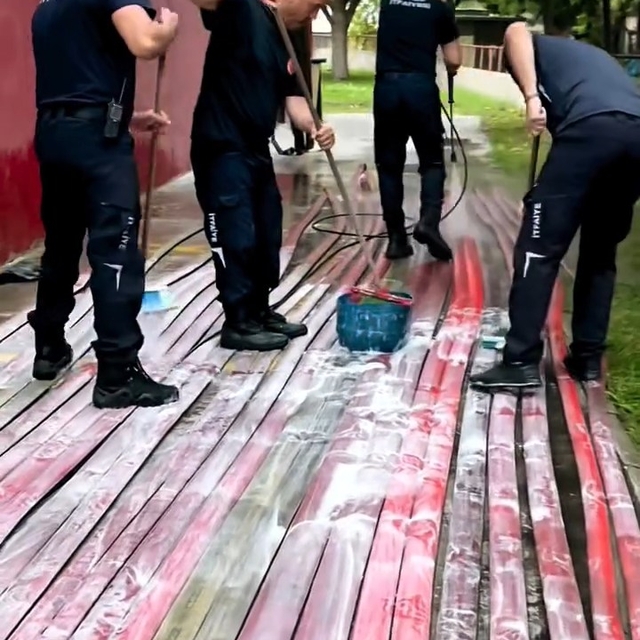 Bursa itfaiyesi ekipmanlarından yangının izlerini temizledi; o anlar kamera...