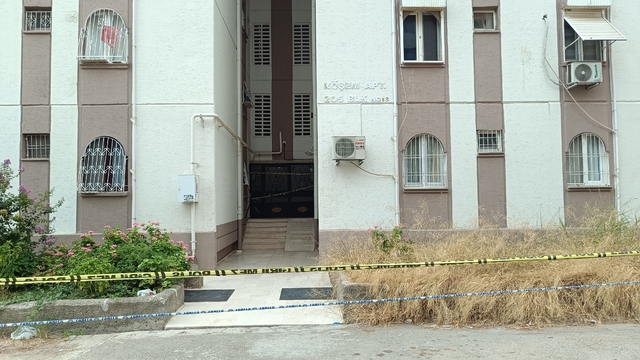 Adana'da merdiveni çöken apartmanda mahsur kalan 20 kişiyi itfaiye kurtardı