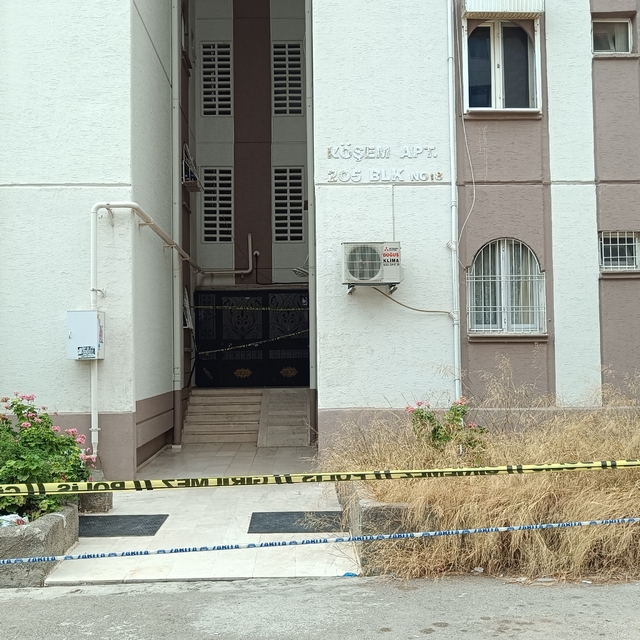 Adana'da merdiveni çöken apartmanda mahsur kalan 20 kişiyi itfaiye kurtardı