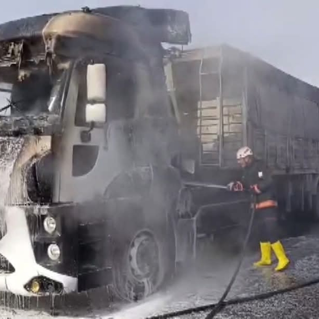 Şanlıurfa'da tırda çıkan yangın itfaiye ekiplerince söndürüldü