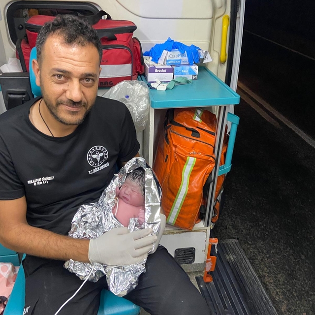 Şanlıurfa'da hastane yolundaki hamile kadın ambulansta doğum yaptı