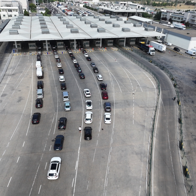 Yıllık izinlerini memleketlerinde geçiren gurbetçilerin dönüş yolculuğu baş...