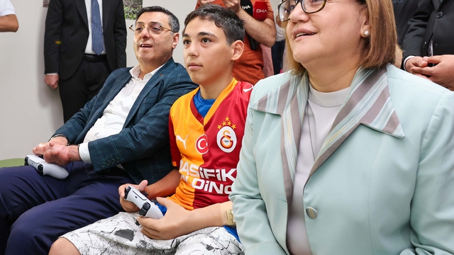 Protez kol takılan Mehmet Efe, oyun konsolu ile oynadı