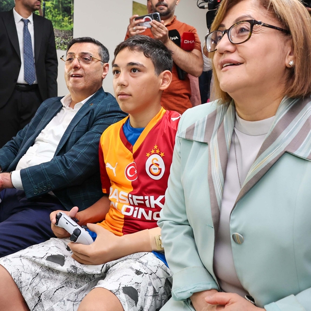 Protez kol takılan Mehmet Efe, oyun konsolu ile oynadı