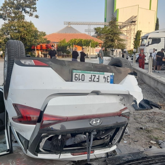 Burdur'da panelvanın otomobile çarpması sonucu 6 kişi yaralandı