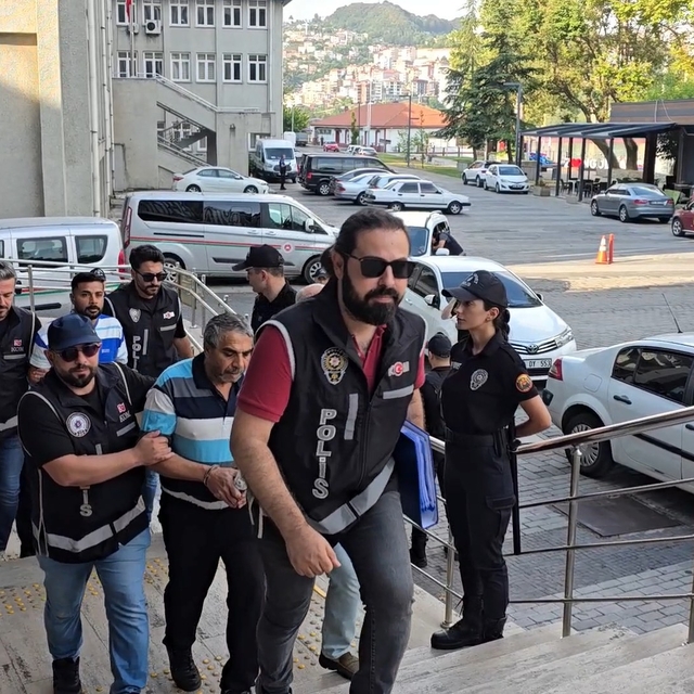 Belediye çalışanlarına faizle para veren baba ile 1 oğlu tutuklandı, 2'si s...