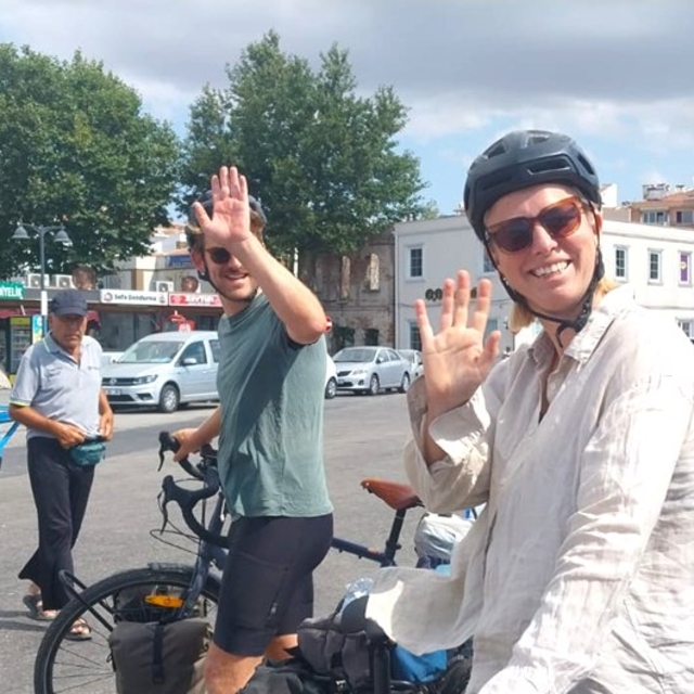 Bisikletle seyahat eden Hollandalı çift Gelibolu'da mola verdi