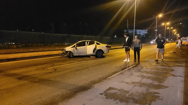 Otomobil, park halindeki TIR'lara çarptı; alkollü sürücü ve yanındaki kişi araçtan fırladı