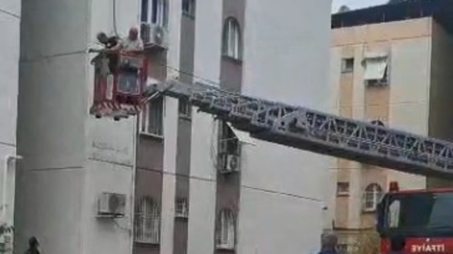 Apartman merdivenleri çöktü, mahsur kalan 10 kişi kurtarıldı