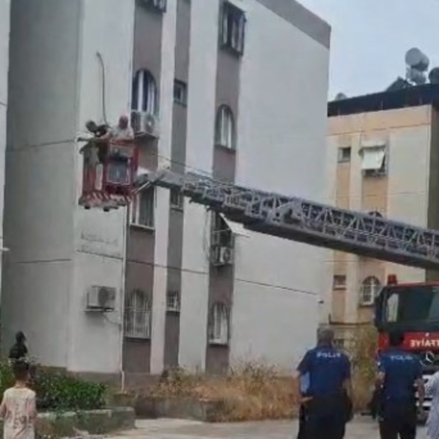 Apartman merdivenleri çöktü, mahsur kalan 10 kişi kurtarıldı