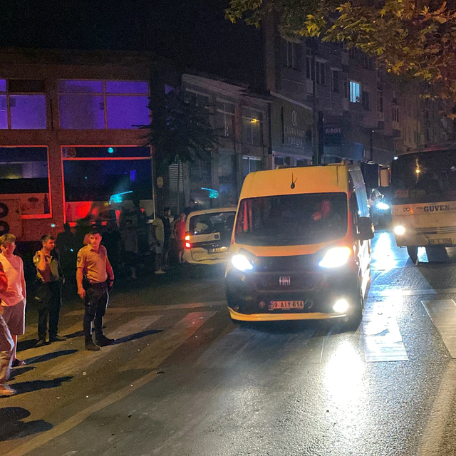 Sürücüsü kaçan otomobil, 4 araca çarptı; 2 yaralı