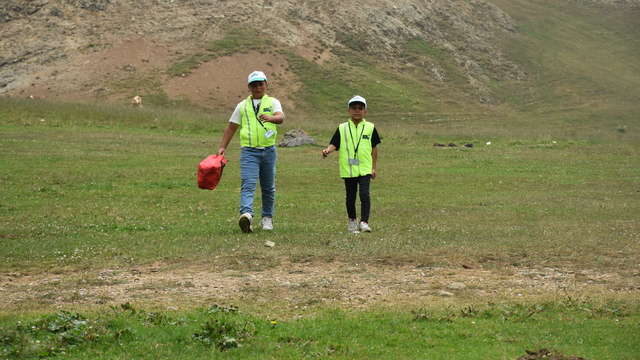 Yaylada çöpleri toplayan iki kardeş "çevre müfettişi" oldu