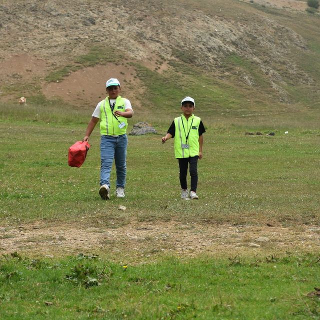 Yaylada çöpleri toplayan iki kardeş "çevre müfettişi" oldu