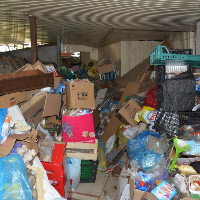 Aydın'da daha önce de 9 kez temizlenen evden 7 traktör römorku çöp çıktı