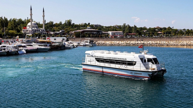 Edremit'ten Akdamar Adası'na deniz otobüsü seferleri yeniden başladı