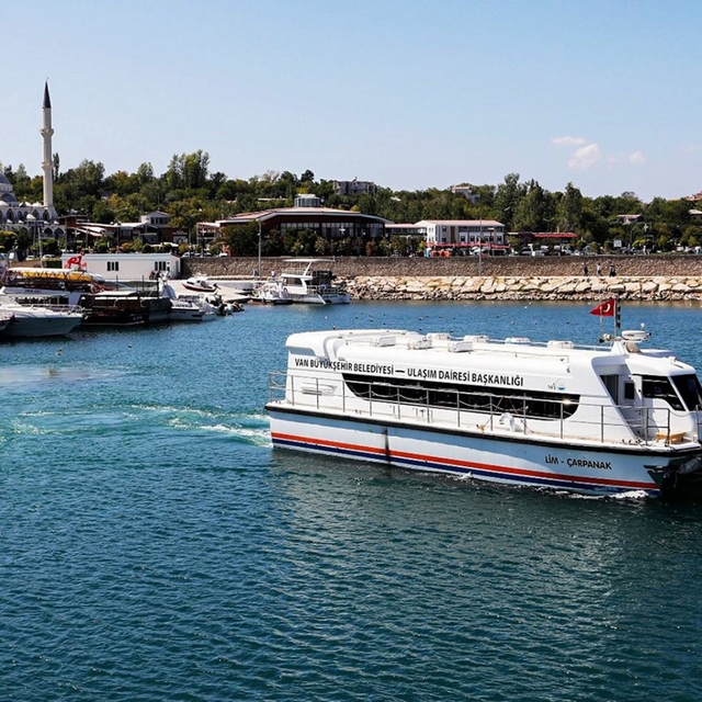 Edremit'ten Akdamar Adası'na deniz otobüsü seferleri yeniden başladı