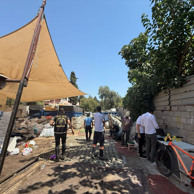 Antalya'da ikinci el eşya satışı yapan 8 iş yeri mühürlendi